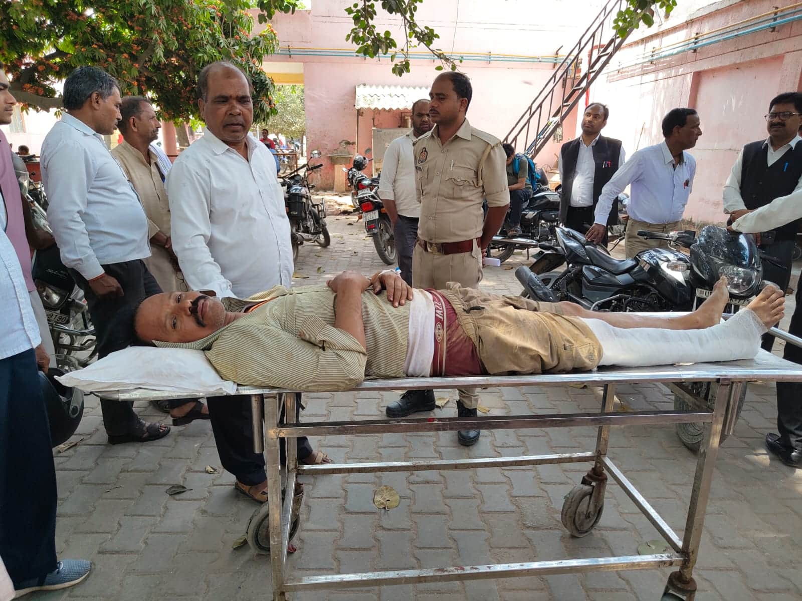 जिला अस्पताल में ऑपरेशन थियेटर से बाहर निकलने के बाद अधिवक्ता सर्वेश चंद्र दुबे। संवाद