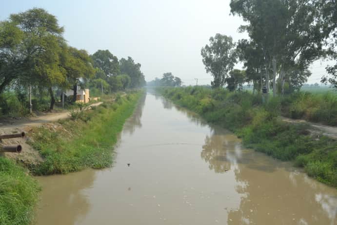 जिले की नहर में बहता पानी।