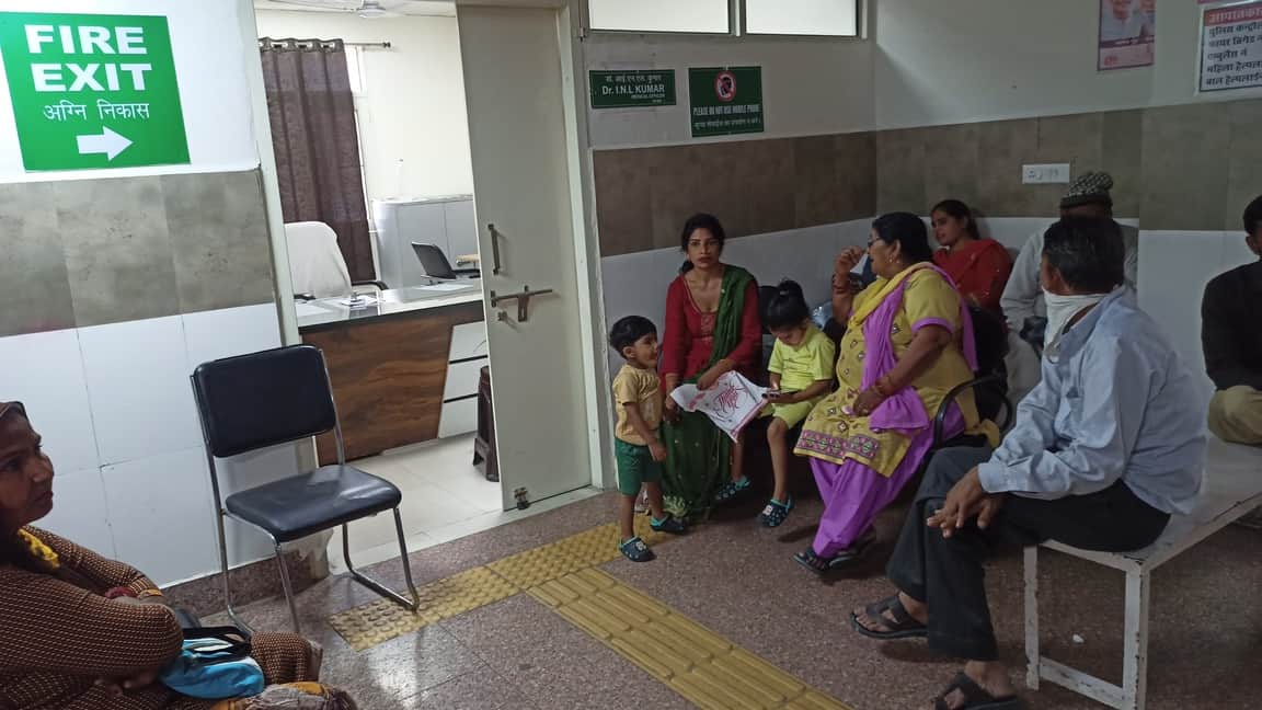  जिला नागरिक अस्पताल में फिजिशियन से चेकअप कराने के लिए पहुंचे लोग। संवाद