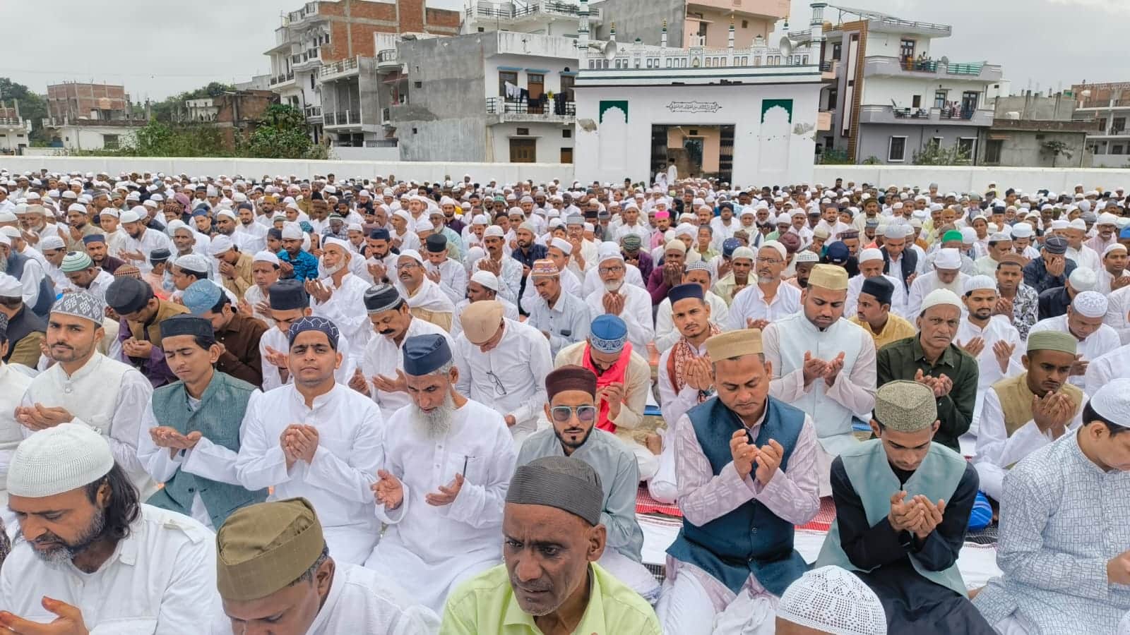 .जलालपुर स्थित पुरानी ईदगाह में शनिवार को ईद की नमाज अदा करते अकीदतमंद।