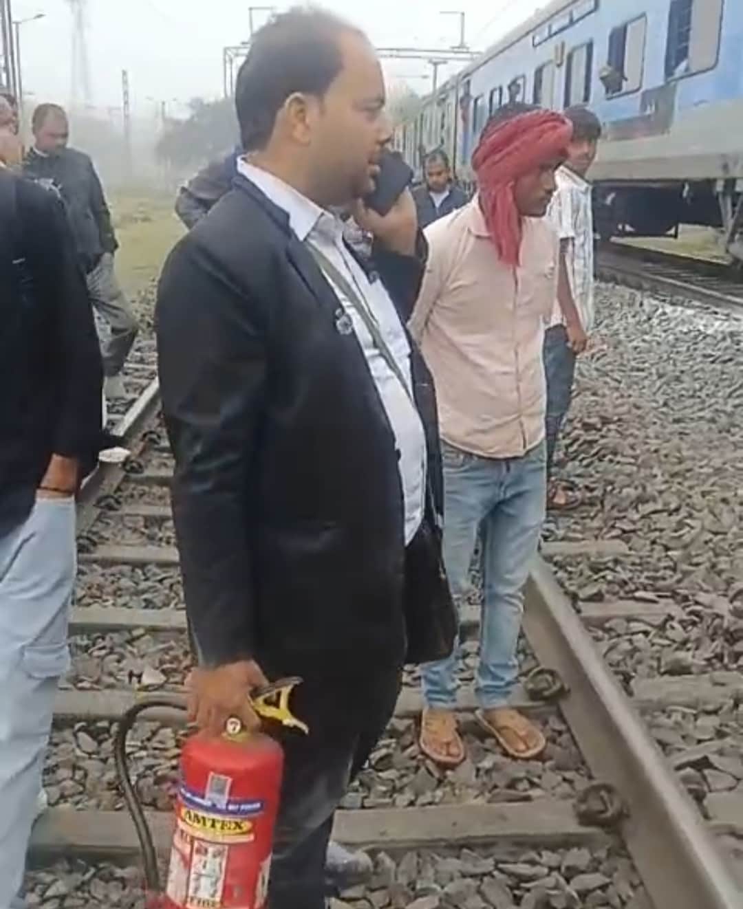 जनशताब्दी एक्सप्रेस ट्रेन से उठते धूंआ को बुझाते रेल प्रशासन