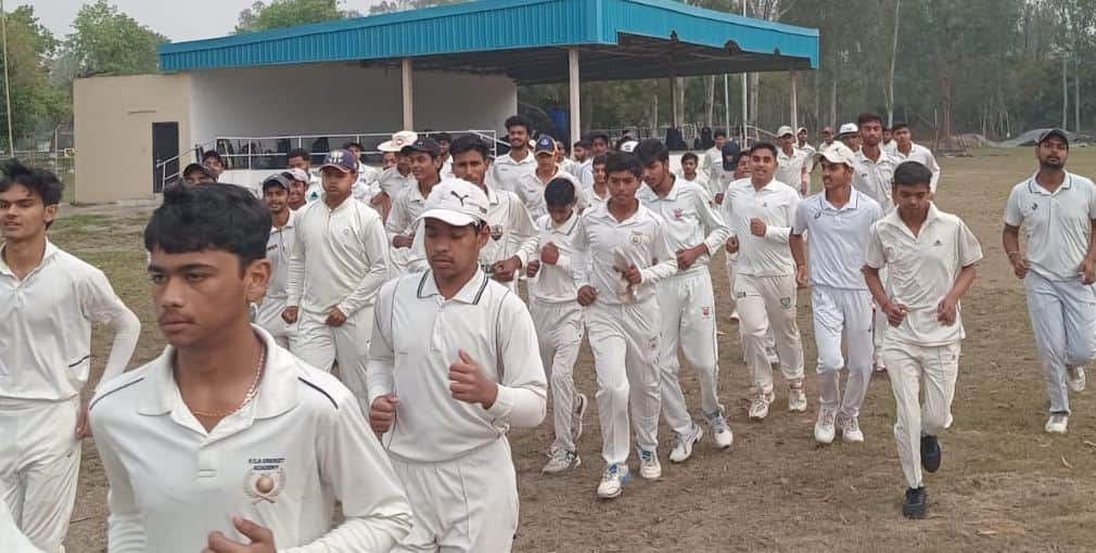 कृभको खाद फैक्टरी के मैदान पर मैच से पहले दौड़ लगाते खिलाड़ी। स्रोत: आयोजक