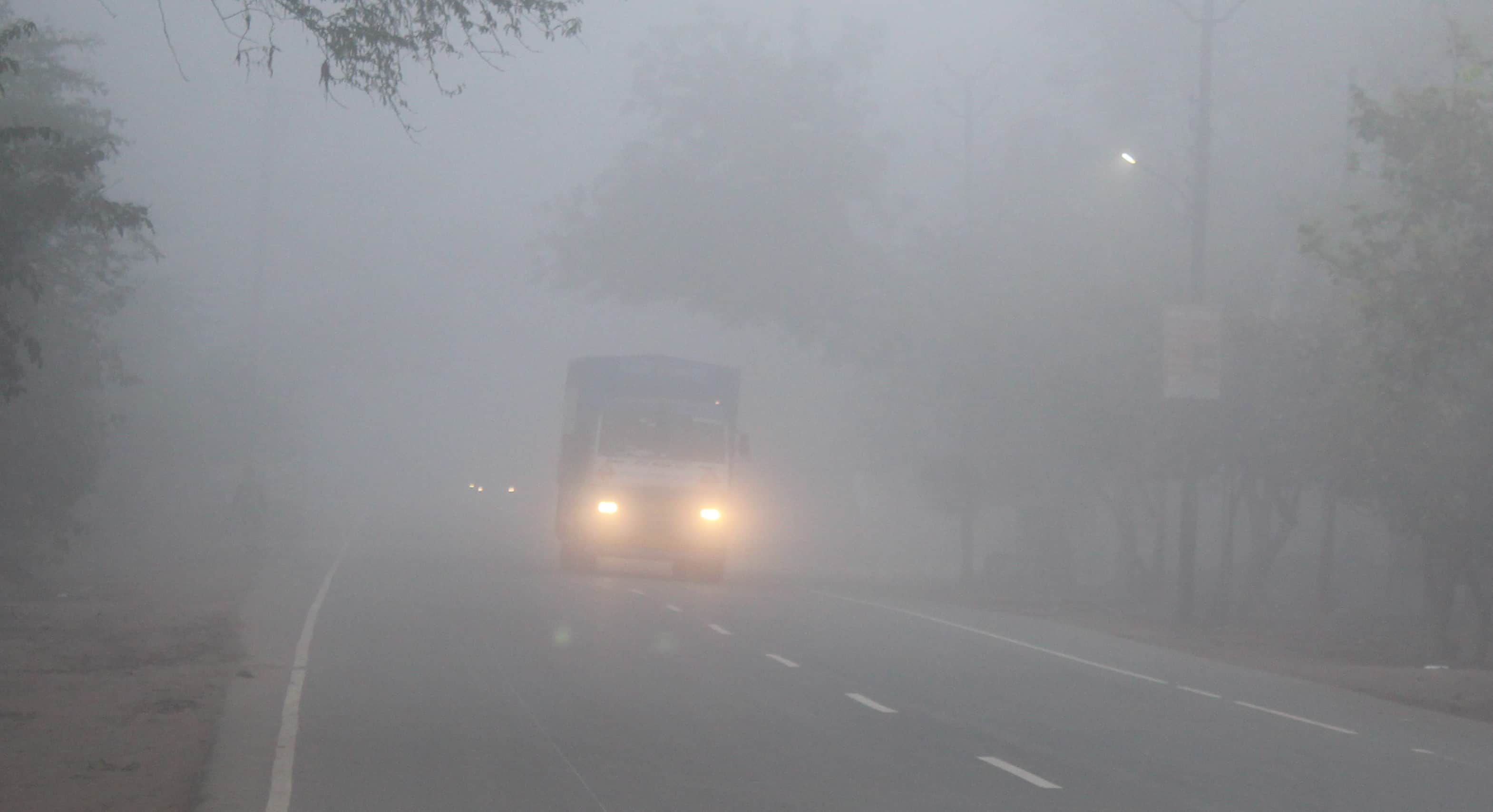 कोहरे में लाइट जलाकर चलते वाहन। संवाद