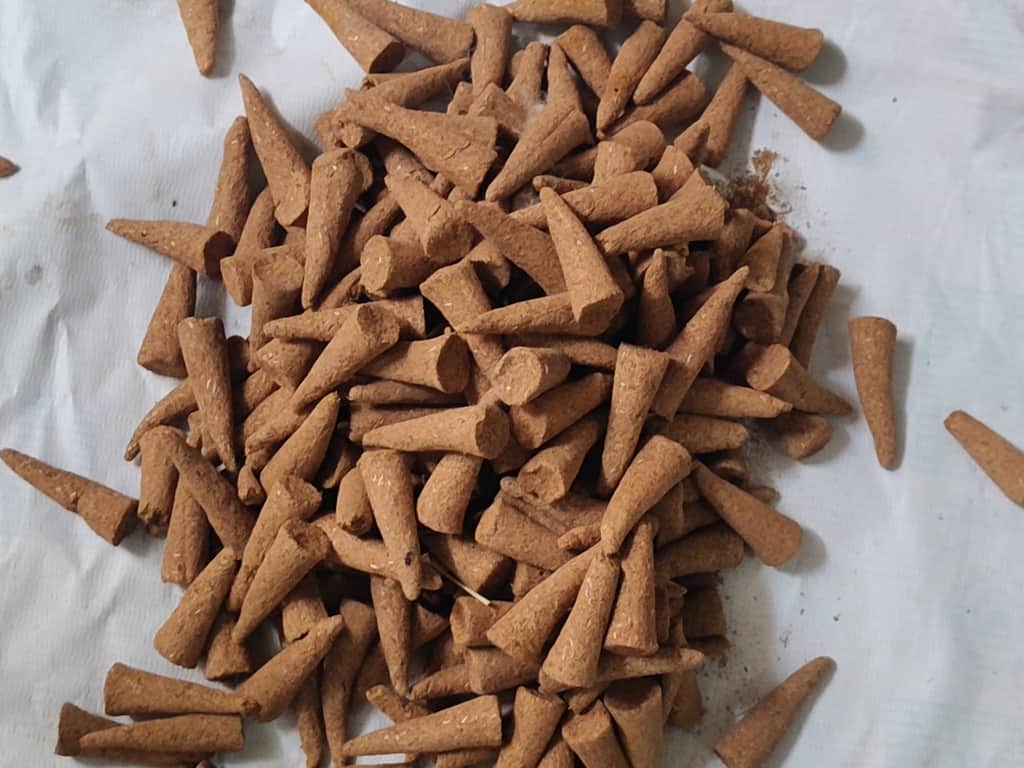 काजल और उनके द्वारा बनाई गई धूपबत्ती। स्रोत: स्वयं