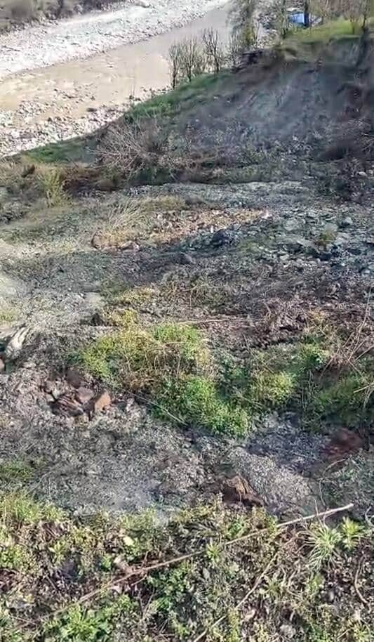 कुल्लू के जां के समीप पिछली बरसात से जारी भूस्खलन से गांव को खतरा पैदा हो गया है।-संवाद