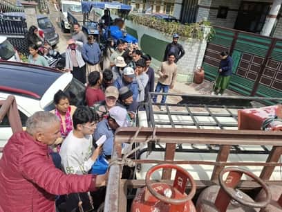 कुल्लू के मौहल क्षेत्र के छरैडा़ में गैंस के सिलिंडर लेने के लिए उमड़ी भीड़।-संवाद