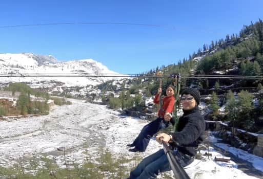 कुल्लू के मनाली के समीप जिप राइडिंग का लुत्फ उठाते पर्यटक।-संवाद