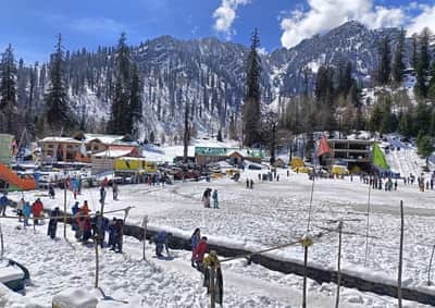 कुल्लू के सोलंग नाला में बर्फ से ढकी वादियों के दीदार को पहुंचे पर्यटक।-संवाद