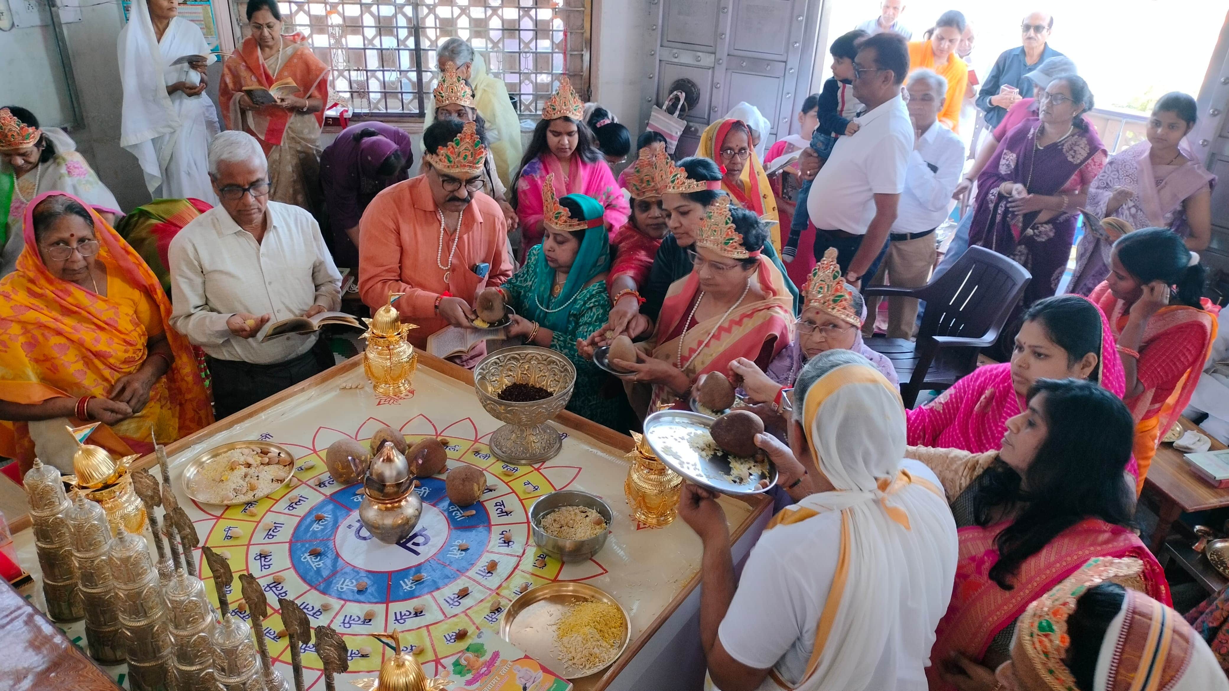 कैलाश पर्वत मंदिर पर चल रहे भक्तांबर विधान पाठ में पूजा अर्चना करते श्रद्धालु स्रोत संवाद
