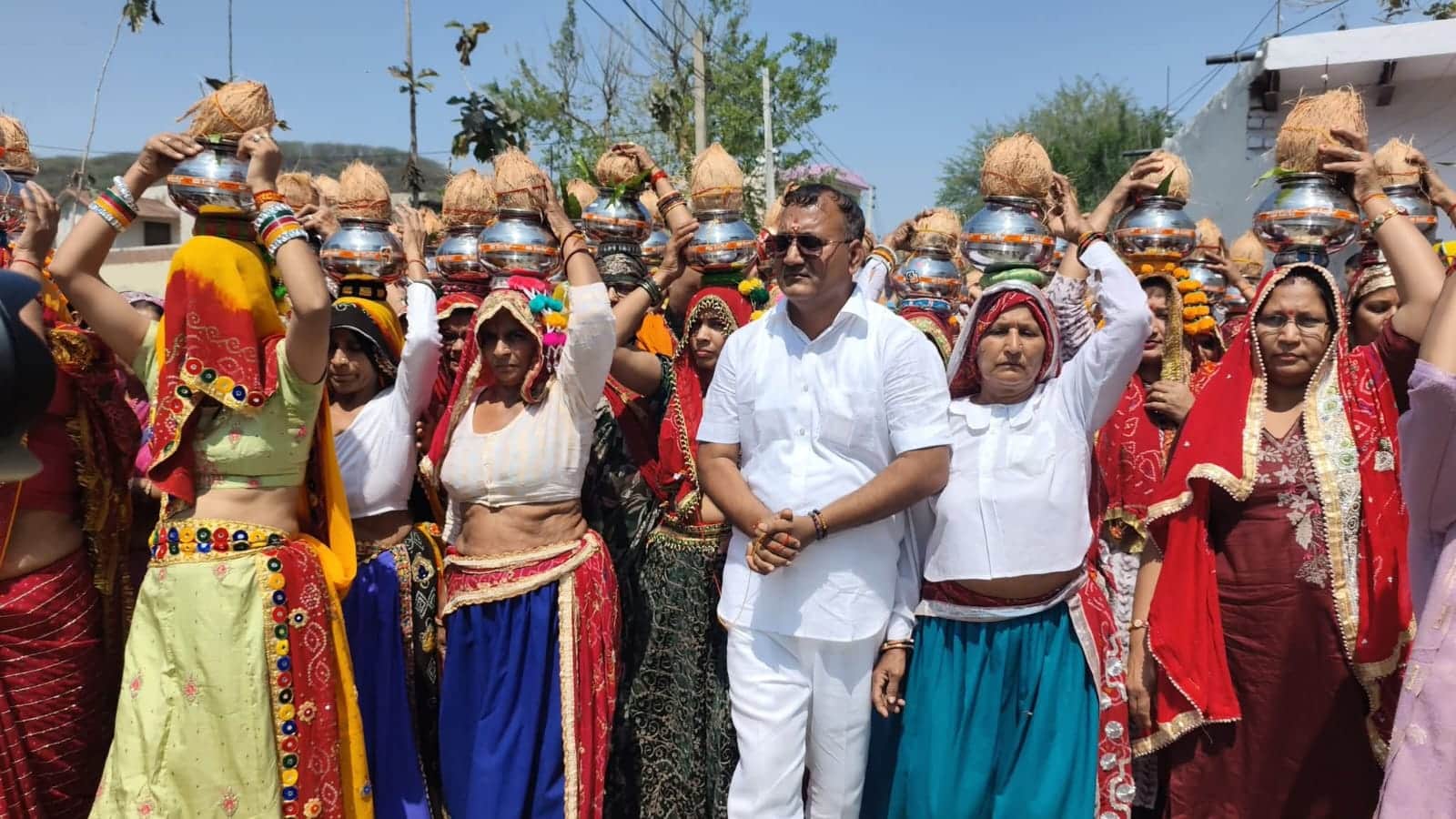 कलश यात्रा निकालतीं महिलाएं। संवाद