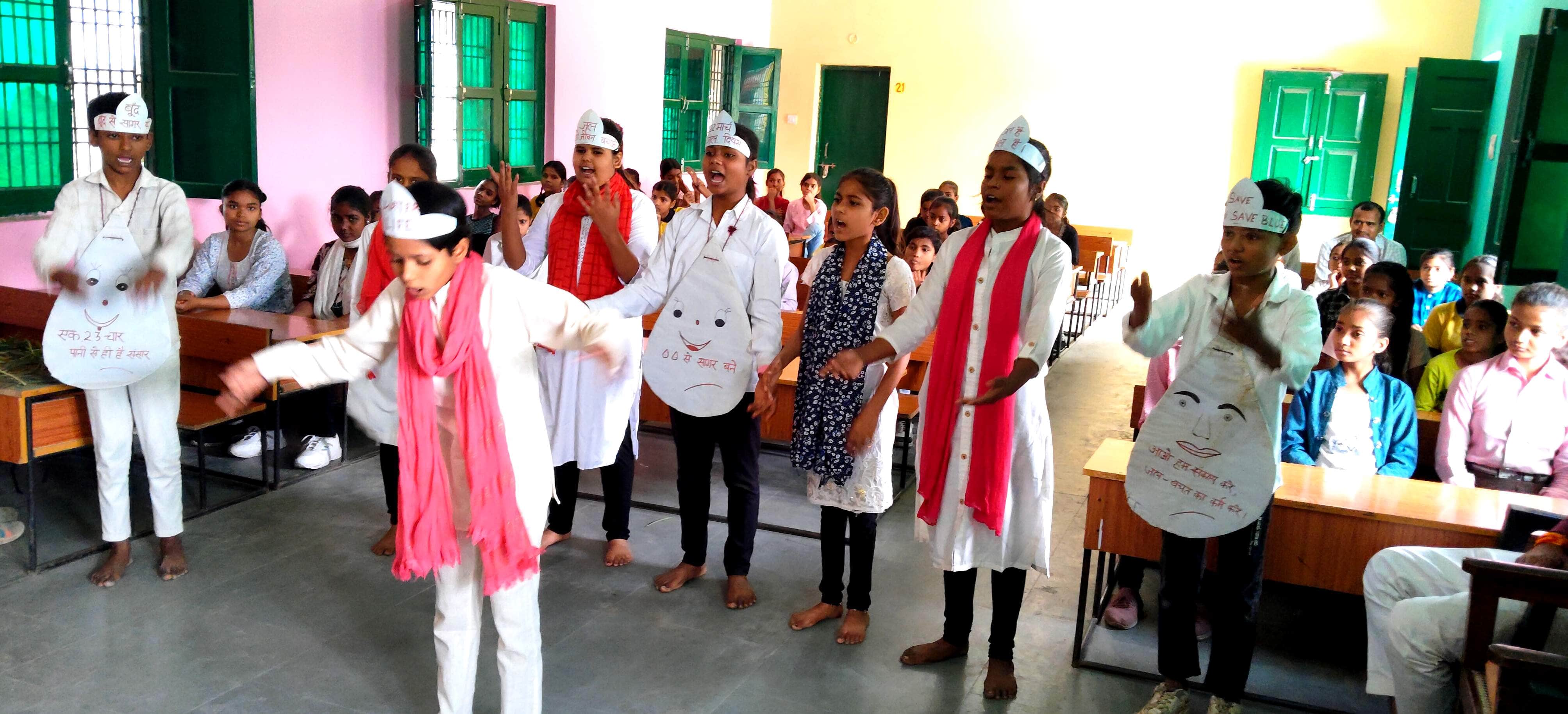 कंपोजिट विद्यालय अंबारी में विश्व वानिकी दिवस पर सांस्कृतिक कार्यक्रम प्रस्तुत करती बच्चियां।