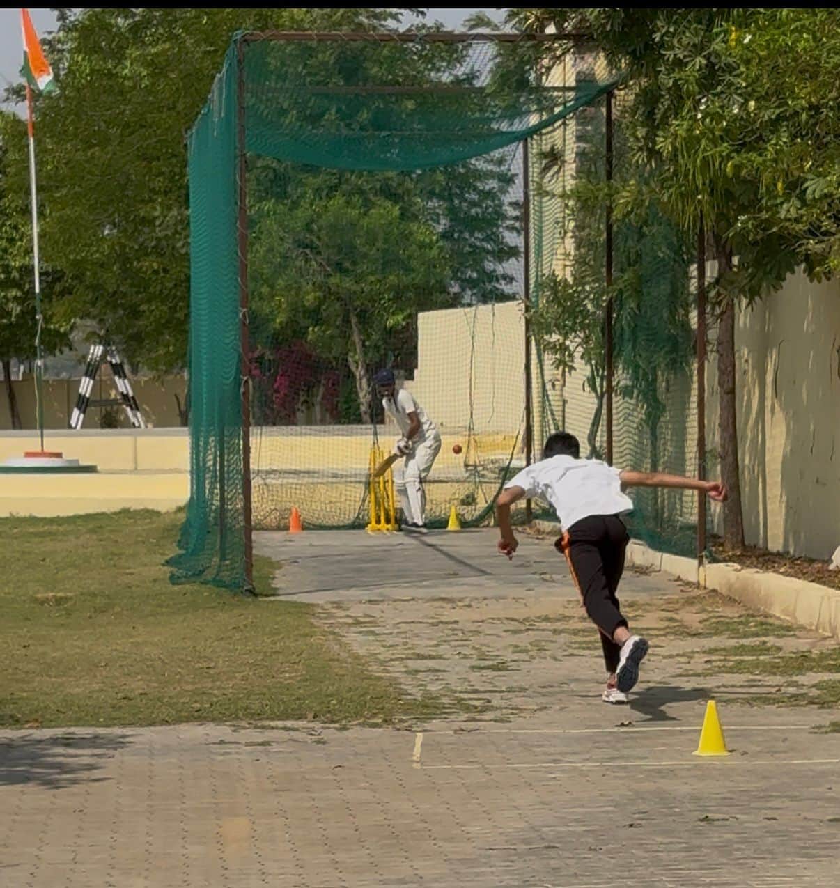 क्रिकेट ट्रायल में भाग लेते खिलाड़ी। स्रोत : एसोसिएशन