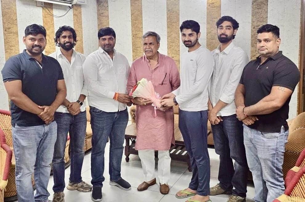 कार्यक्रम में पहुंचने पर समाजसेवी रवि चौहान का स्वागत करते युवा। स्रोत : ग्रामीण