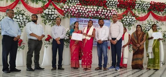  कार्यक्रम में सम्मानित किए गए प्रतिभागी। स्रोत: संस्थान 