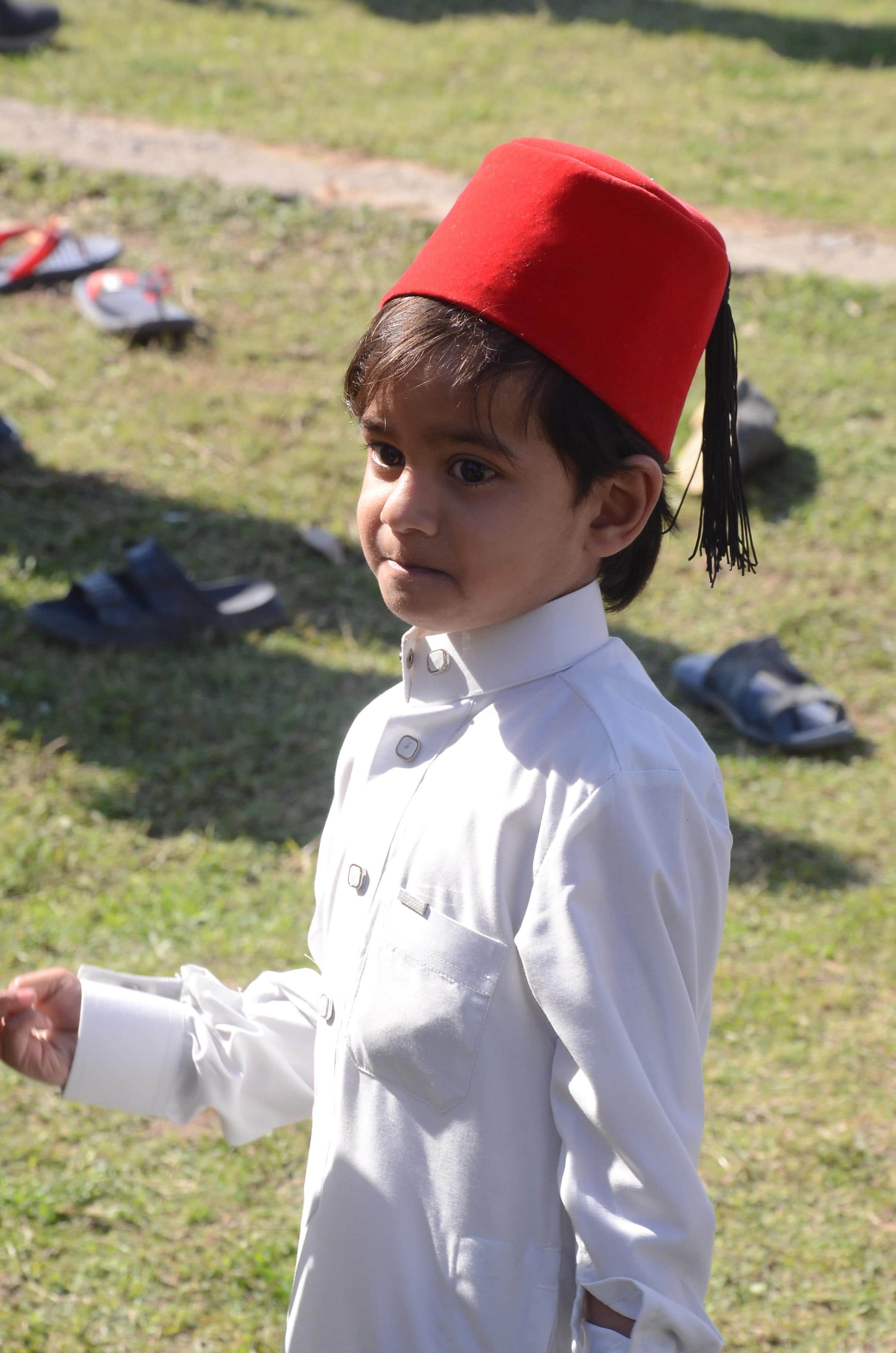 कठुआ की ईदगाह में टोपी के साथ सजकर पहुंचा बच्चासंवाद