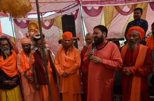 कठुआ के शेरपुर स्थित मंदिर में आयोजित धार्मिक अनुष्ठान में पहुंचे संत समाज संवाद