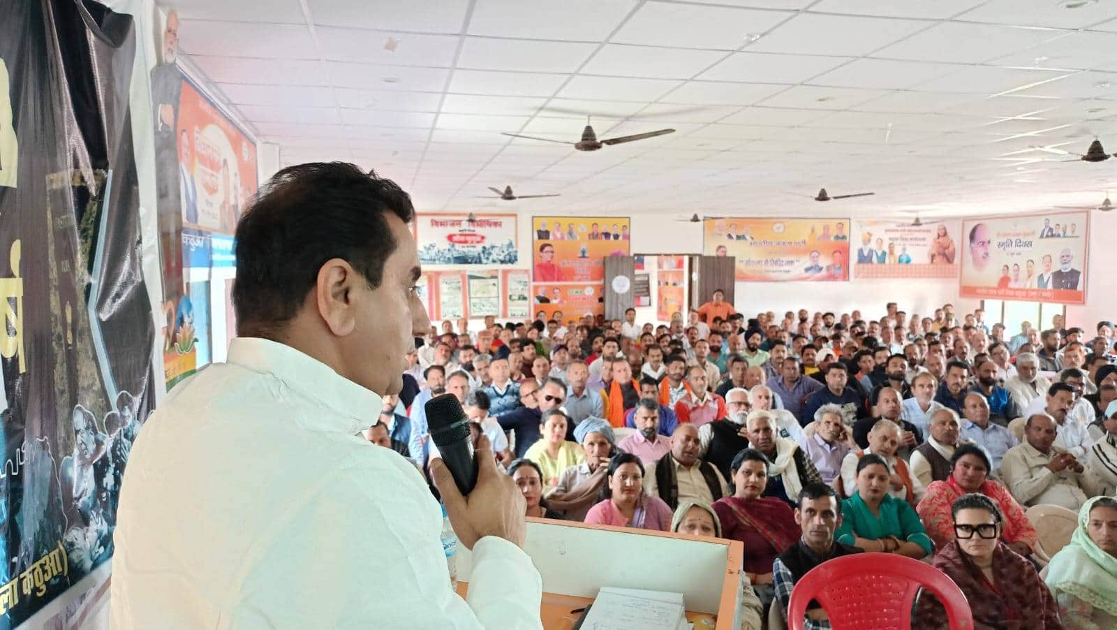 कठुआ में संगठनात्मक बैठक को संबोधित करते विधायक राजीव जसरोटिया