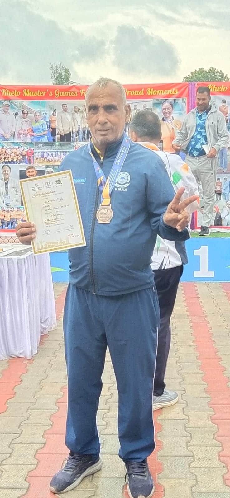 खेलो मास्टर्स गेम 2026 में स्वर्ण पदक विजेता सुखबीर संधू अपना पदक व प्रमाण-पत्र दिखाते हुए   स्
