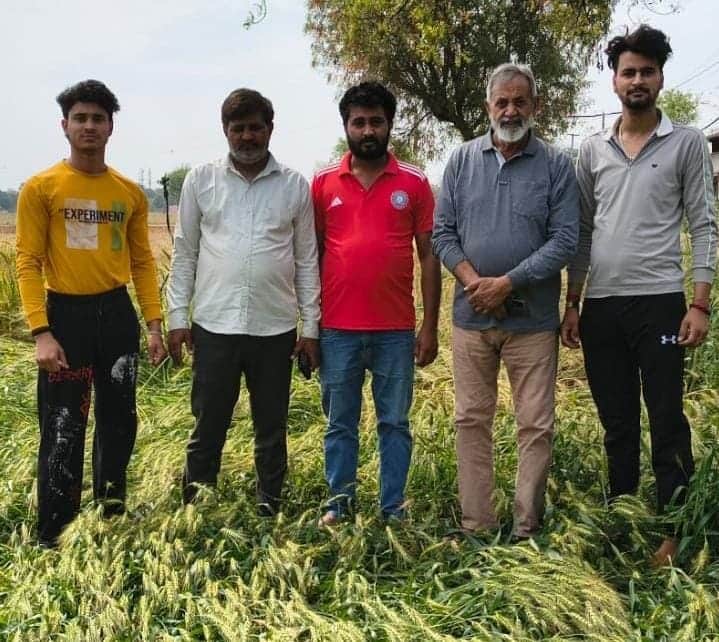 खराब फसल की जानकारी देते किसान। संवाद