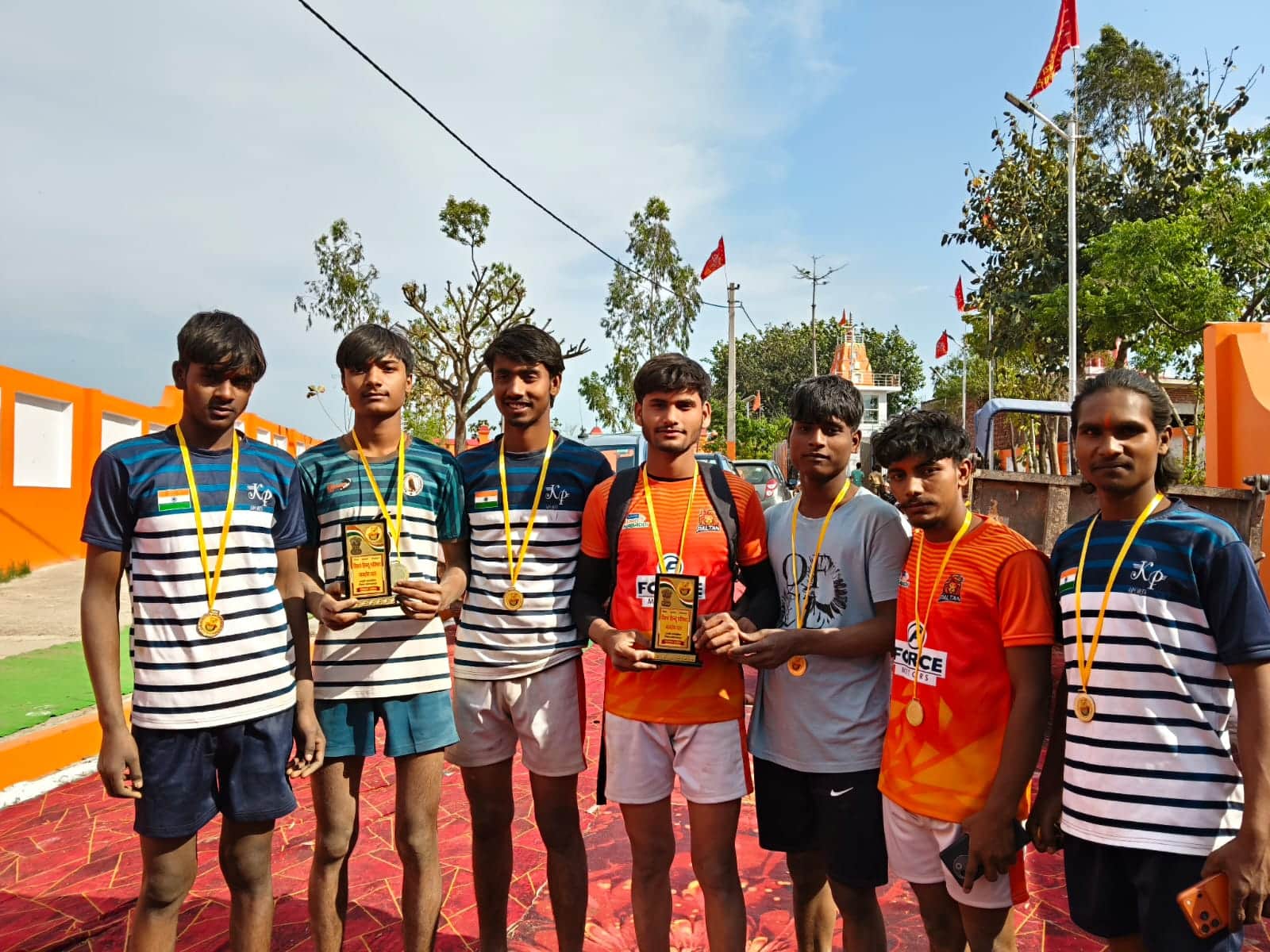 खरखौदा के गांव अतराडा में आयोजित कबड्डी टूर्नामेंट में विजई टीम (आयोजन)