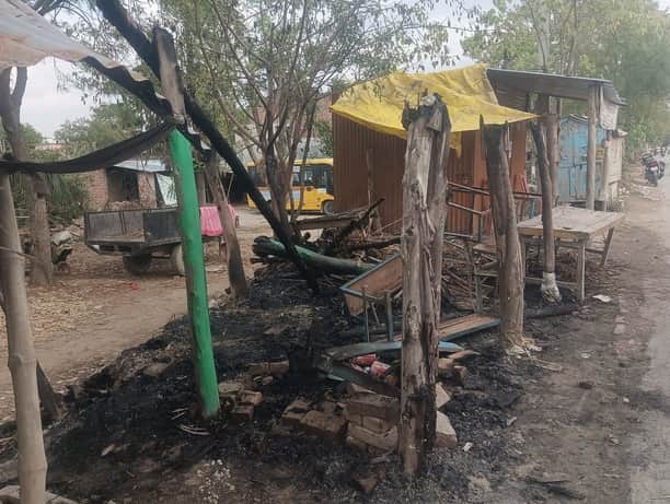 लालगंज के कोप चौराहे पर आग से जली चाय की गुमटी। संवाद