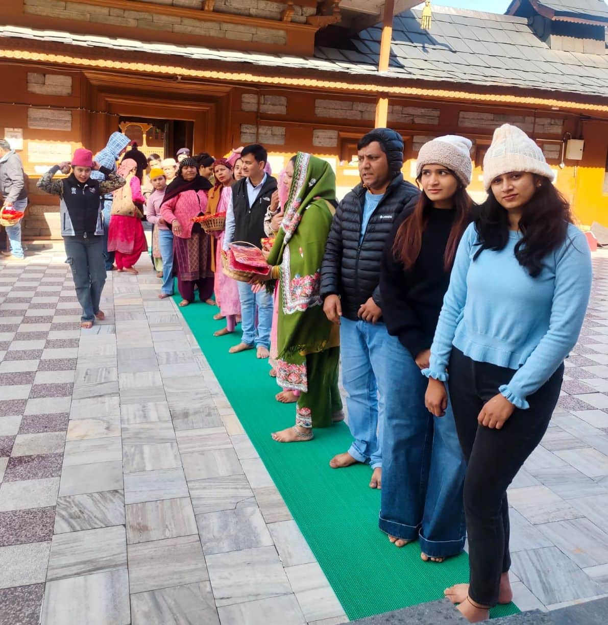 मां भीमाकाली मंदिर में रविवार को माता के दर्शन करने पहुंचे श्रद्धालु। स्रोत : जागरूक पाठक