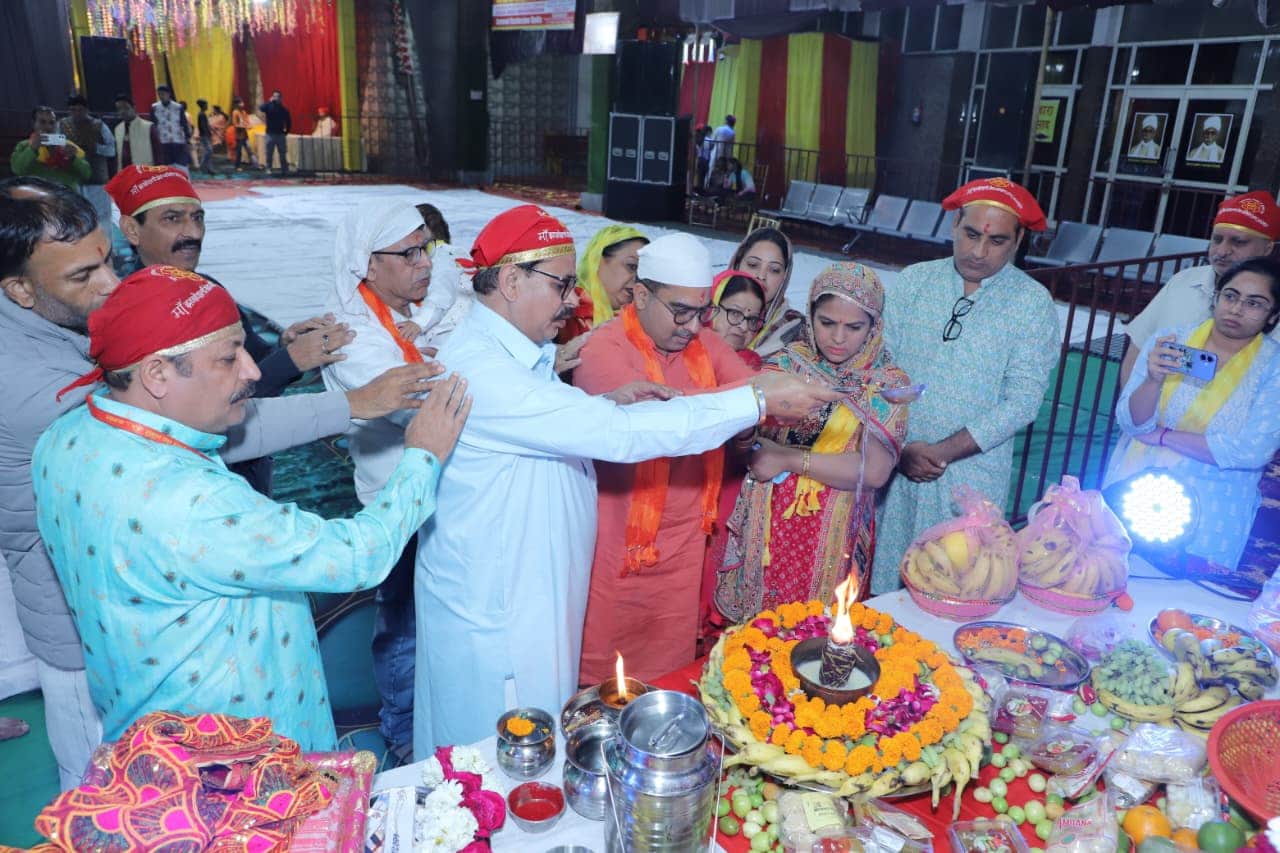 मां झंडेवाली सेवा समिति की ओर से आयोजित माता की चौकी में मां का सिंगार करते श्रद्धालु