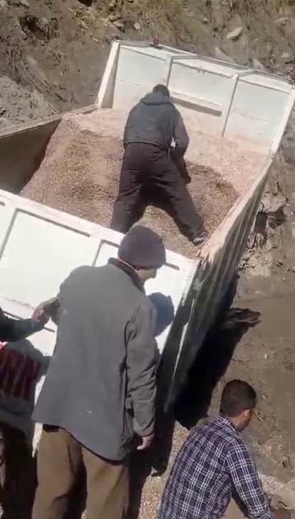 Tipper stuck in swamp near Ghatigarh, traffic remained closed for two hours