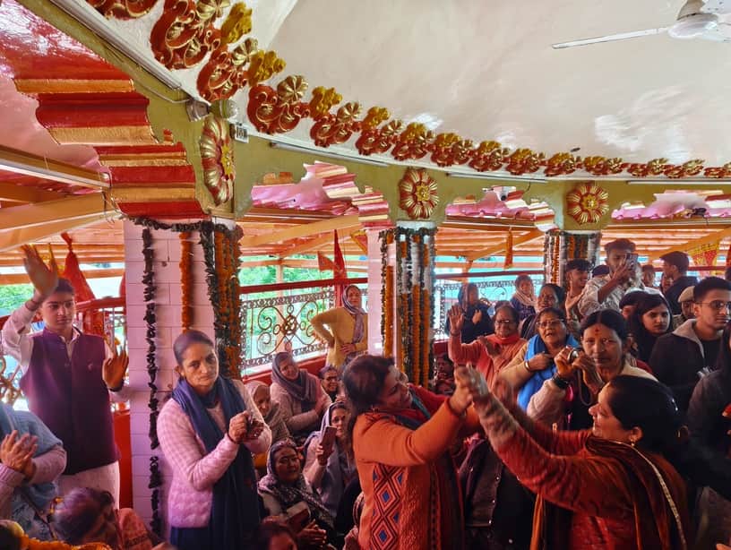 मां शूलिनी मंदिर सोलन में भजनों पर झूमते श्रद्धालु। संवाद