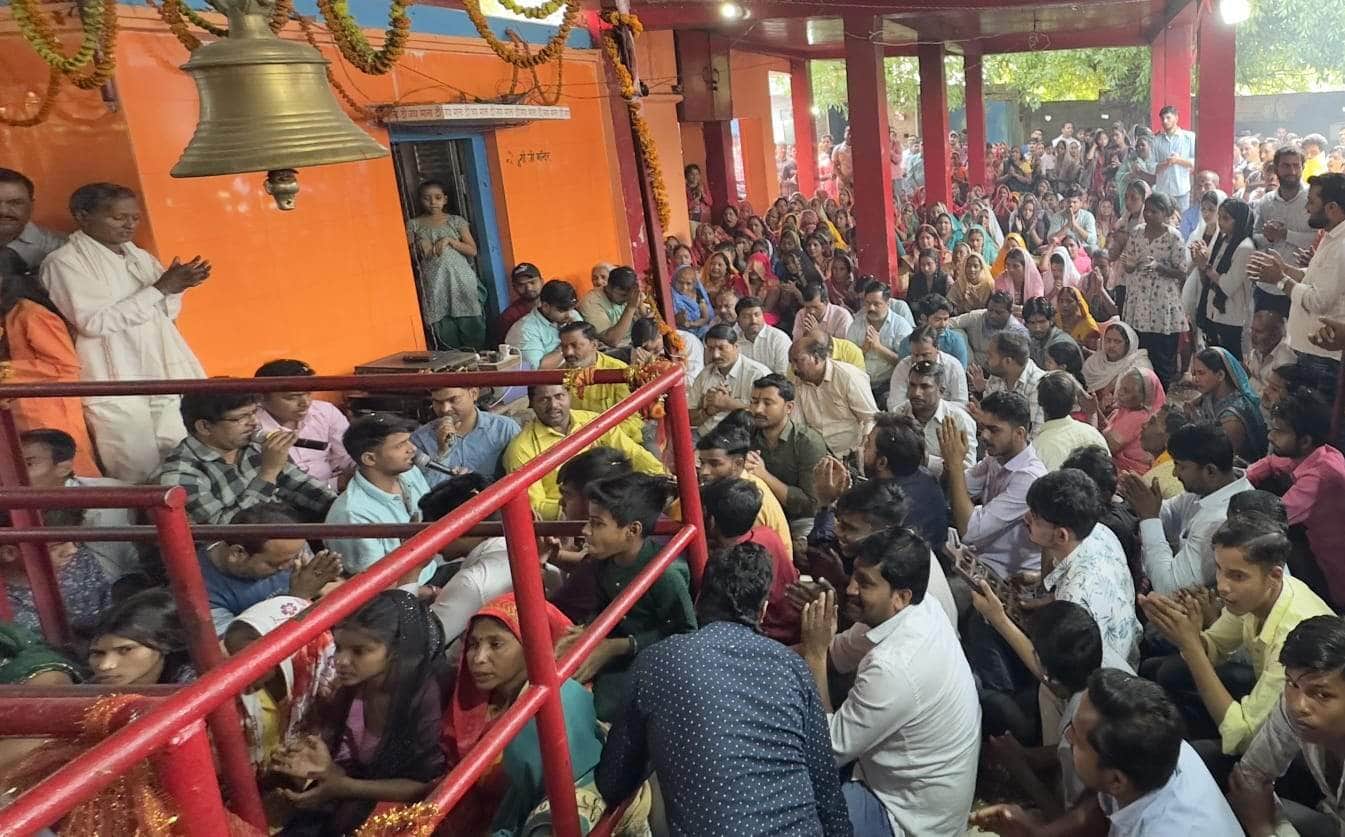 मां शीतला मंदिर में भजन-कीर्तन करते लोग। संवाद