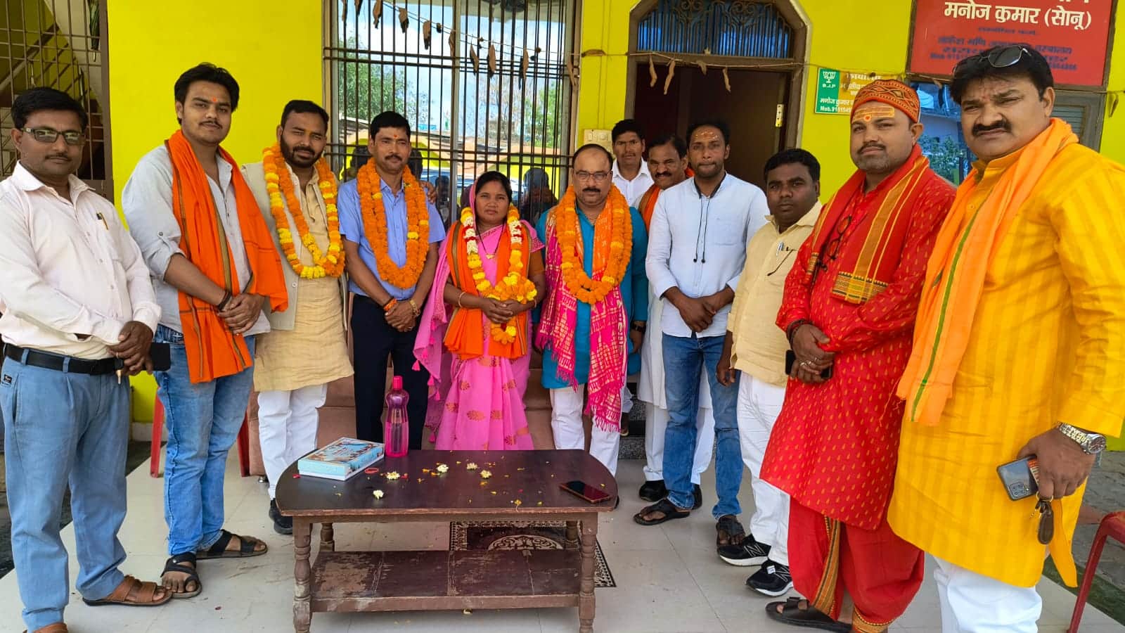 मछलीशहर नगर स्थित भाजपा कार्यालय पर भाजपा के जिला मंत्रियों का स्वागत करते कार्यकर्ता। स्रोत-सं