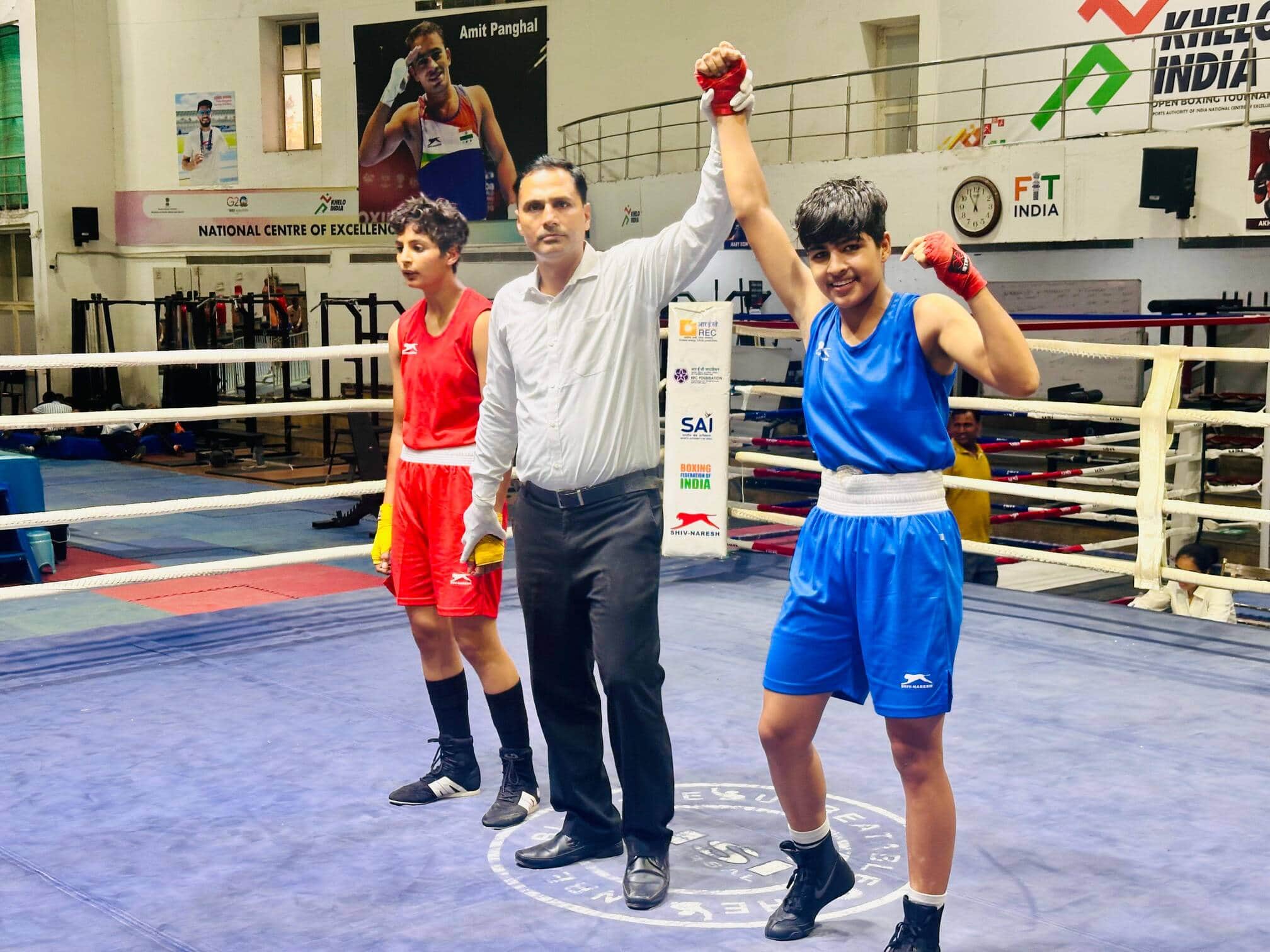 महम में आयोजित यूथ अंडर 19 स्टेट बॉक्सिंग प्रतियोगिता में जन्नत को विजेता घोषित करते रेफरी।