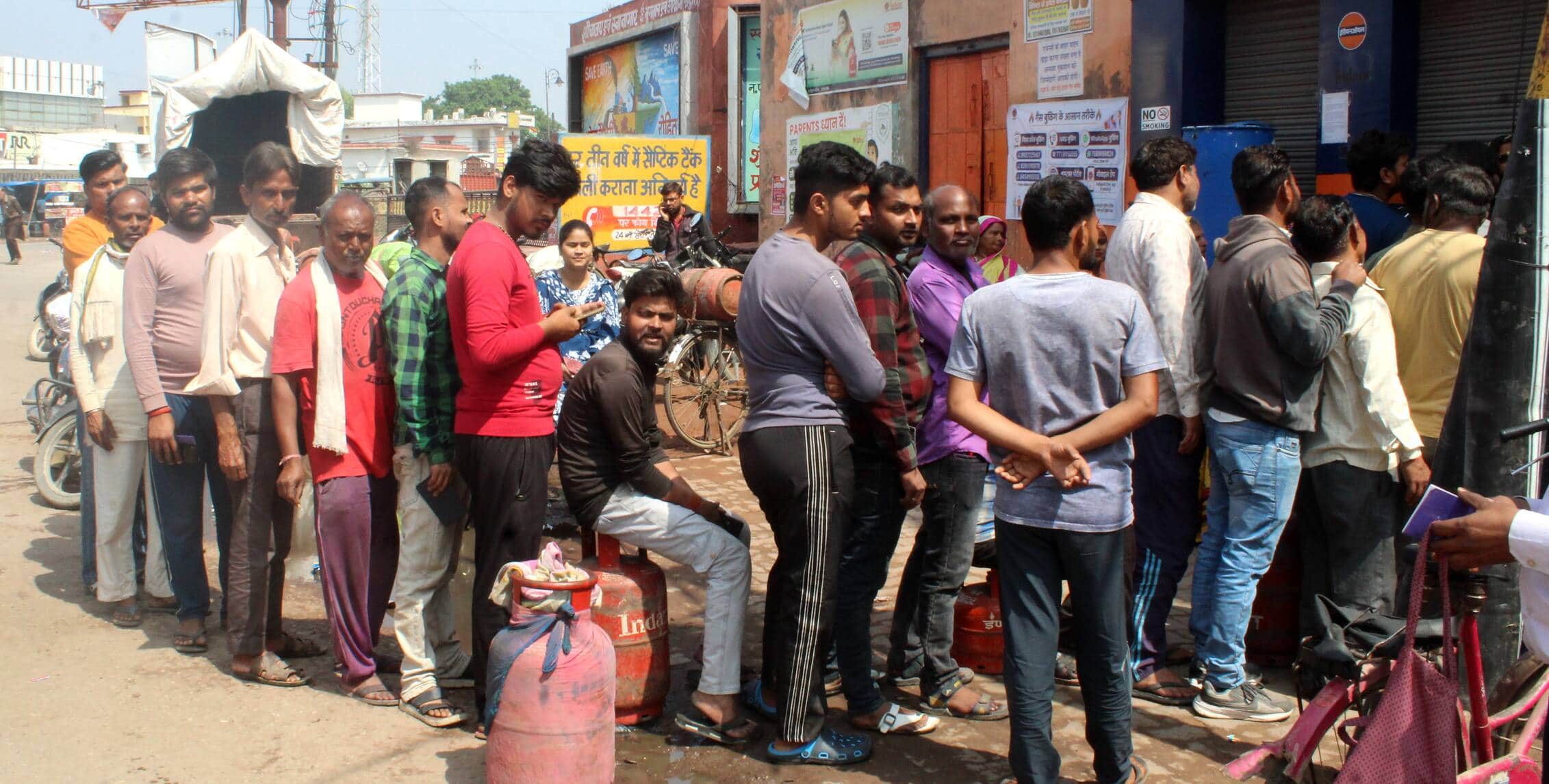 मोहनगंज  स्थित एक गैस एजेंसी पर लगी उपभोक्ताओं की भीड़। संवाद