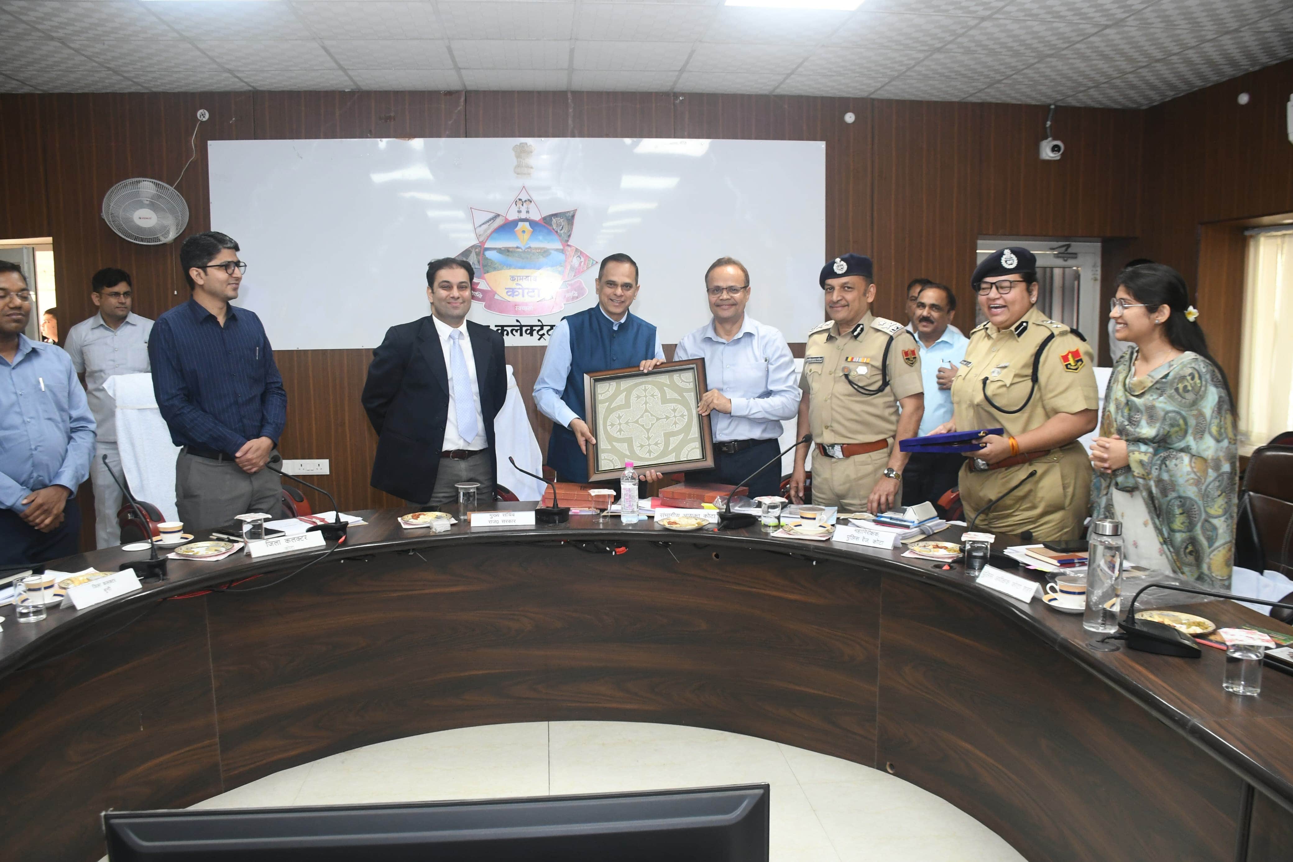 मुख्य सचिव ने वी श्रीनिवास अधिकारियों के साथ की बैठक