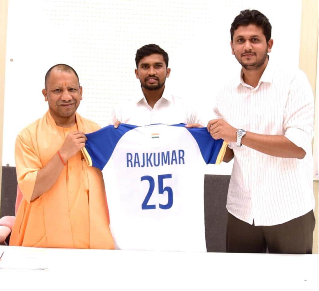 मुख्यमंत्री योगी आदित्यनाथ को अपनी जर्सी भेंट करते भारतीय हॉकी खिलाड़ी राजकुमार पाल। (फाइल फोटो