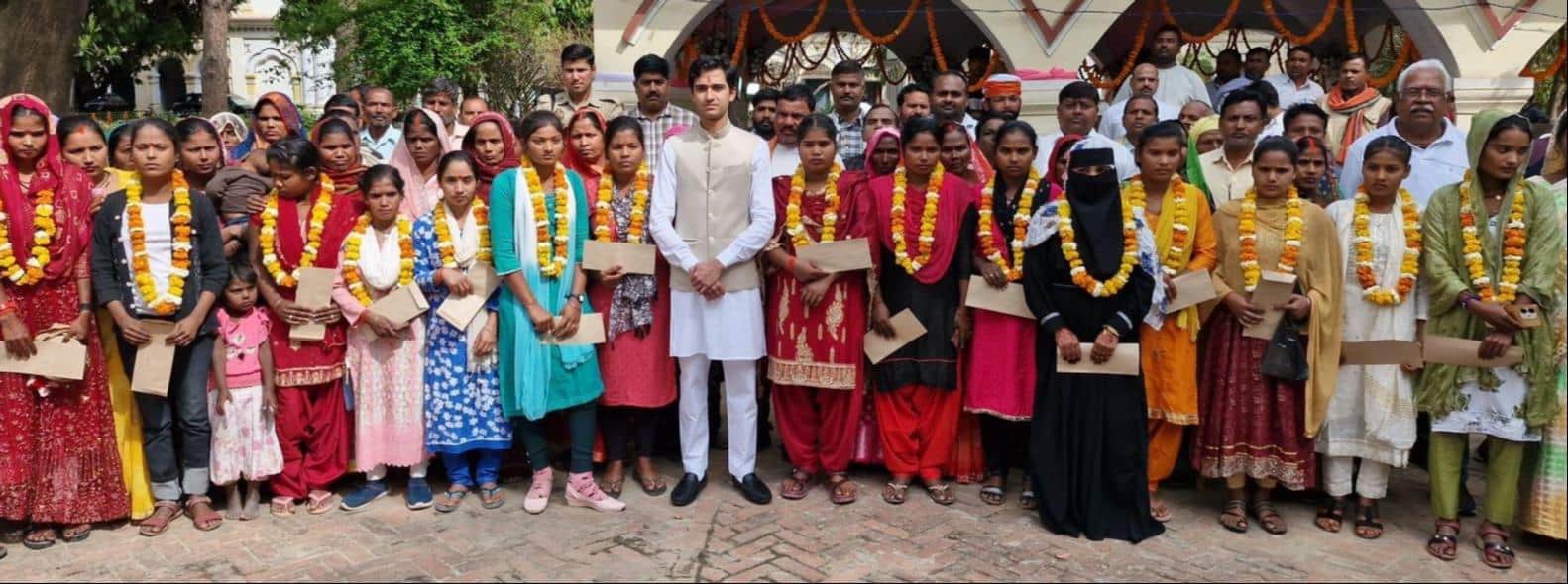 मनकापुर में कुंवर जयवर्धन सिंह के साथ कन्याएं। स्रोत: सोशल मीडिया 