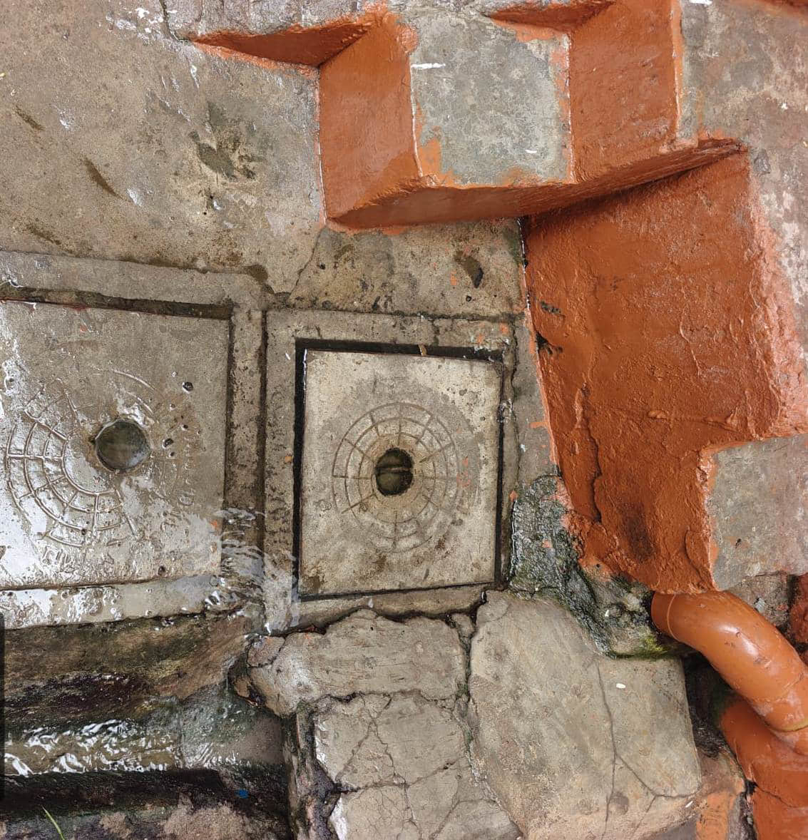 मीरा रेती में सीवर मेनहोल से निकल रहा दूषित पानी। संवाद