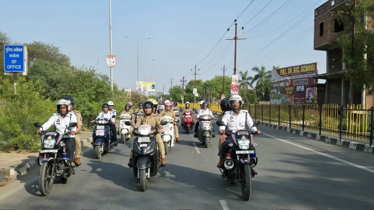  मिशन शक्ति रैली में शामिल दोपहिया वाहन सवार पुलिसकर्मी। संवाद