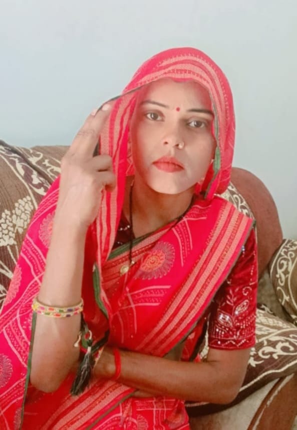 A woman returning with medicine was crushed by a container, died on the spot, villagers blocked the road.