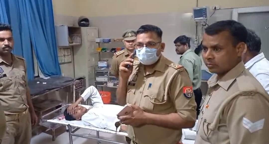 मुठभेड़ में गोली लगने से घायल आरोपी फरमान जिला अस्पताल में स्ट्रेचर पर लेटा हुआ और साथ में खड़ी