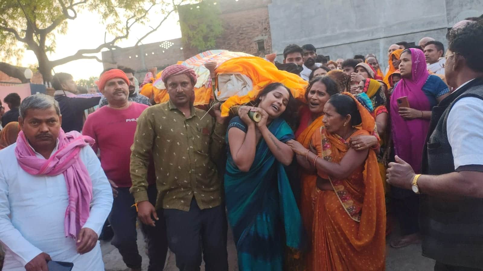 मेदनीपुर गांव में पति कृष्ण के शव को कंधा देती गोल्डी। संवाद