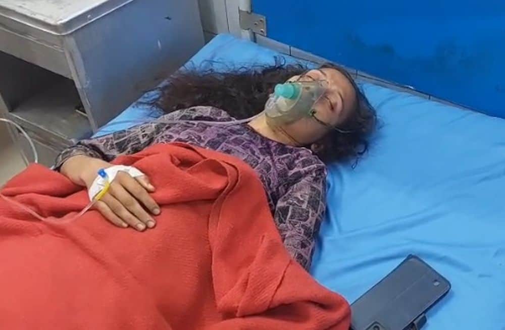 मधुमक्खियों के हमले के बाद जिला अस्पताल में भर्ती शिवांगी। 