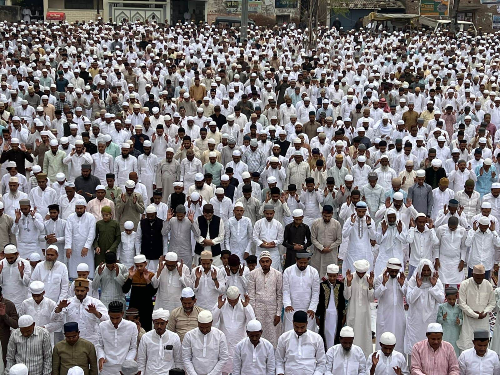 नगर के पहाड़पुरा स्थित ईदगाह के मैदान पर ईद की नमाज पढ़ते मुस्लिम बंधु।संवाद