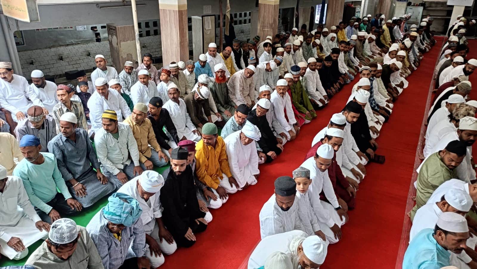 नगर के विशुनीपुर स्थित जामा मस्जिद में ईद पर्व पर नमाज अदा करते मुस्लिमबंधु।संवाद