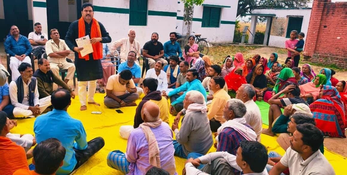 नगर पंचायत नगरा के वार्ड नंबर 14 ब्राह्मणपुरा मोहल्ला के उपेक्षा करने के विरोध में बैठक करते मो