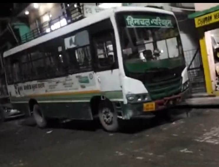 नाहन से हरिपुरधार पहुंची बस, जिसे बढोल की बजाए वहीं खड़ा कर दिया गया। संवाद