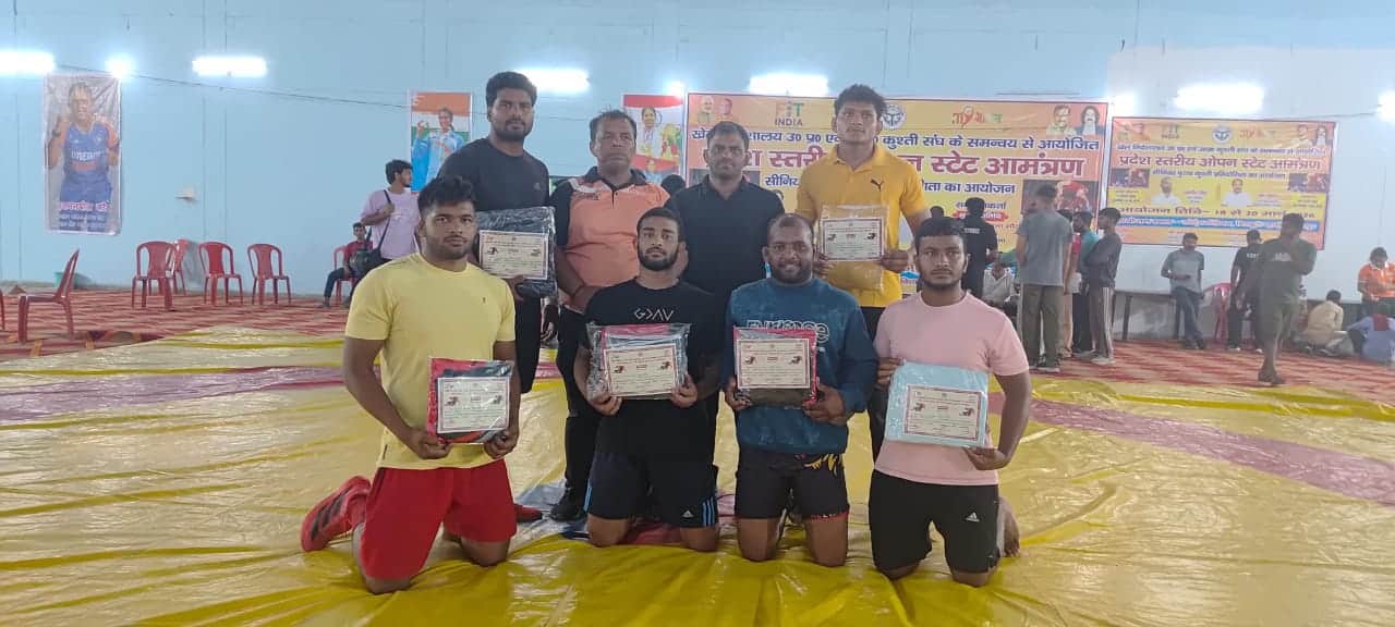 नेहरू स्टेडियम के कुश्ती प्रशिक्षक प्रेमचंद्र यादव के साथ राज्य स्तरीय प्रतियोगिता में पदक विज