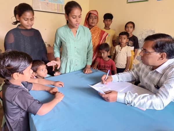 नहवा परसौरा पीएचसी में मरीजों का इलाज करते डॉ. उदेश कुमार। - संवाद 