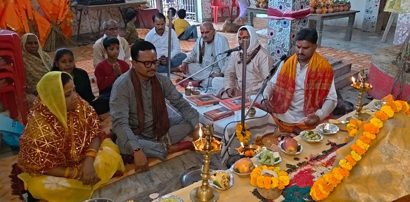 नई बाजार शीतला माता मंदिर में नवरात्रि पर अनुष्ठान करते श्रद्धालु। संवाद