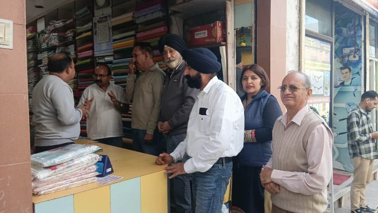 नालागढ़ शहर में जन प्रतिनिधि दवा कंपनी के प्रदूषण को लेक लोगों को जागरूक करते हुए- संवाद।